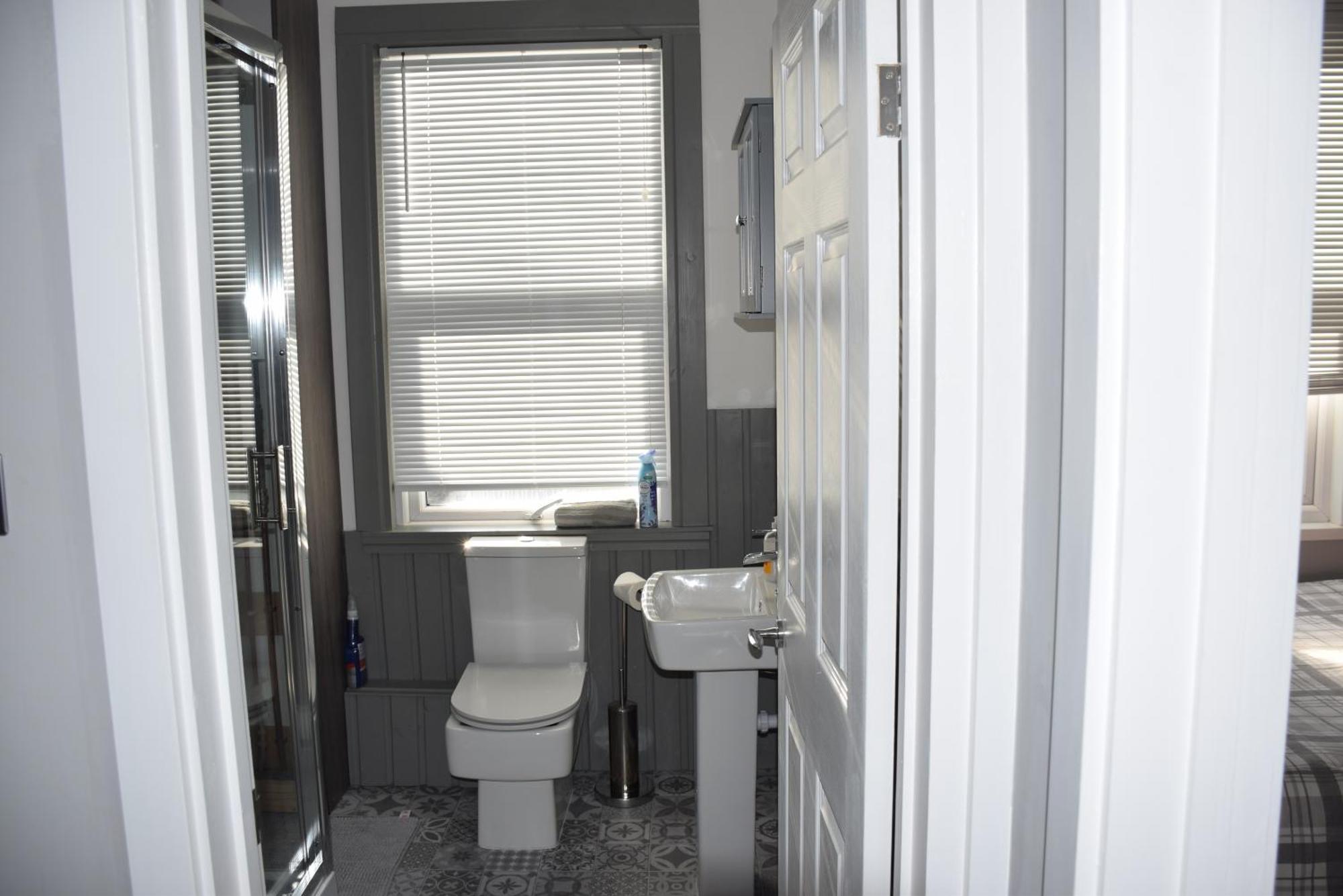 Four Bedroom House Chandos Road * Londres
